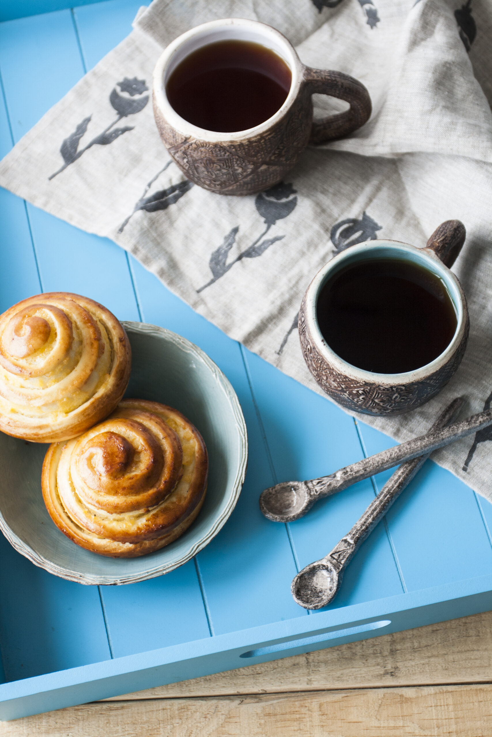 Breakfast in bed: two cups of tea, delicious and hot pastries. D